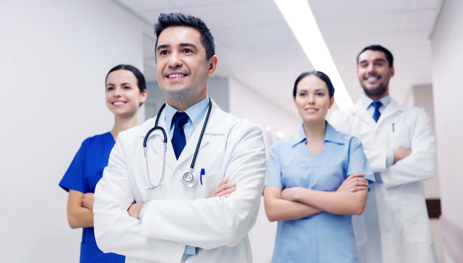 Familia revisando seguro médico